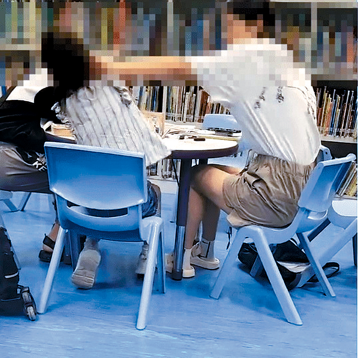 女子用手大力扭女童耳仔。