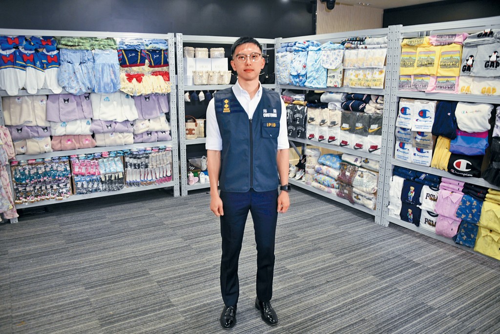 海關版權及商標調查科版權及商標一般調查組高級督察康恩交代案件。