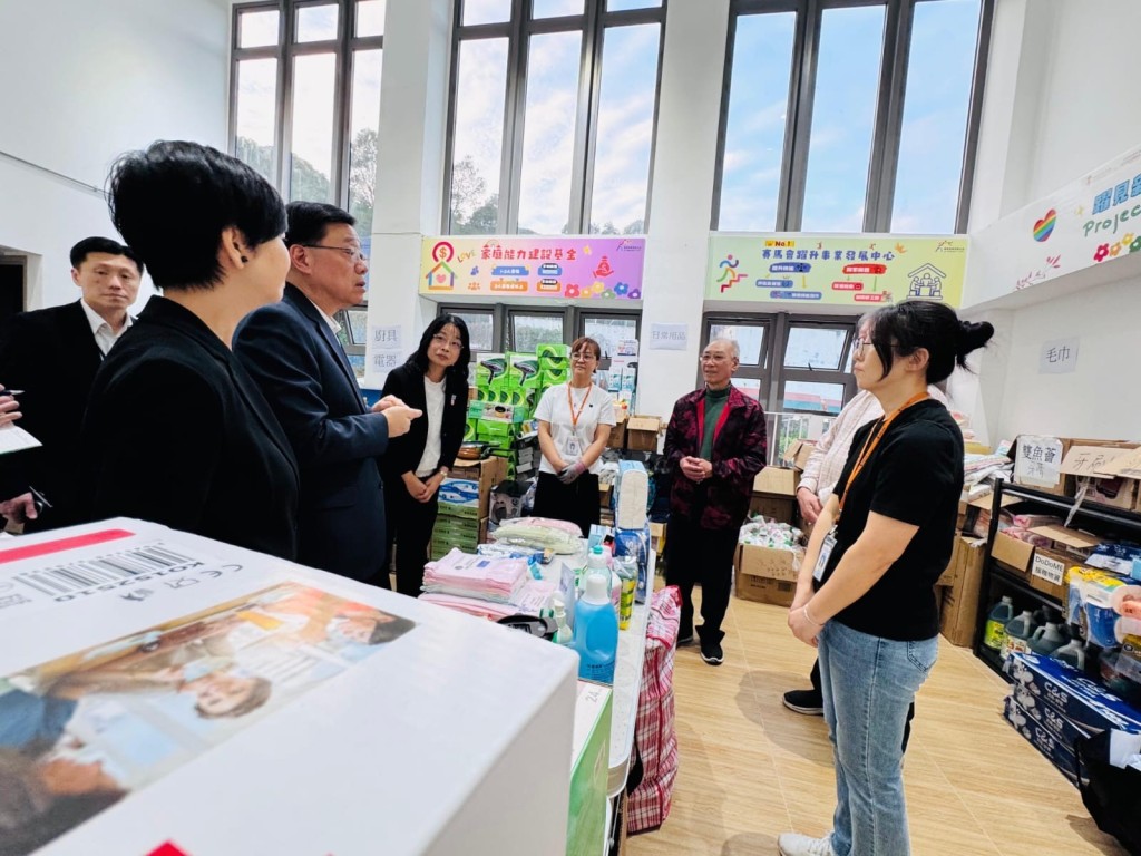 李家超視察由活動室改設的臨時物資中心。