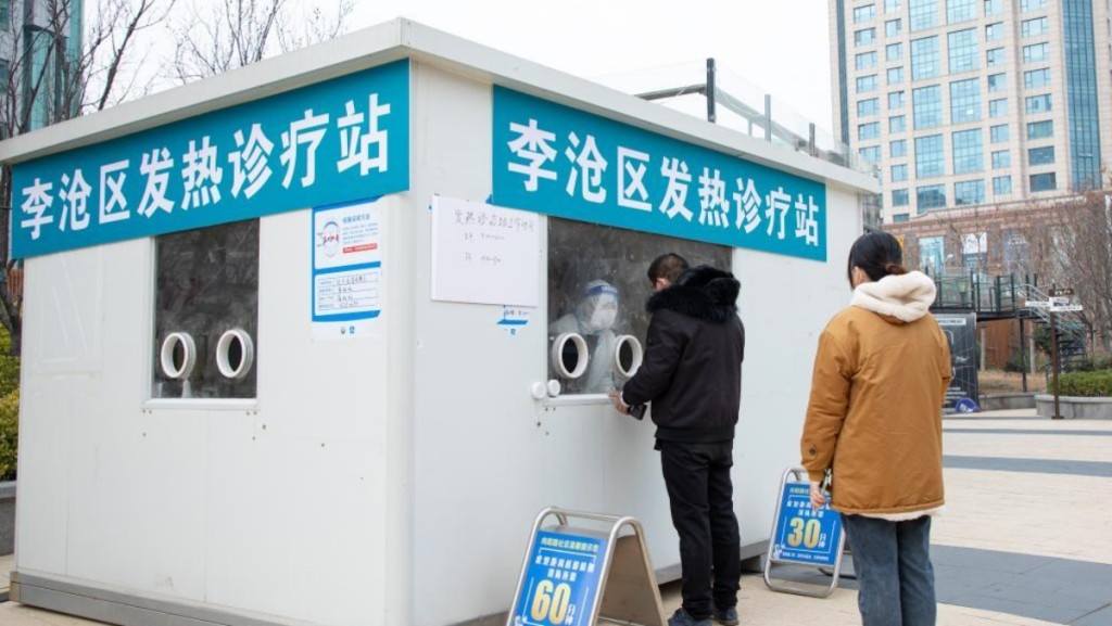市民在李滄區一處發熱診療站排隊就診。