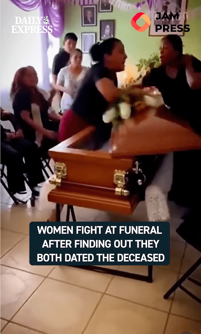 混乱中，原本盖好的棺材盖竟被意外推开，死者的遗体当众露出，吓得在场亲友放声尖叫。IG@Daily Express影片截图