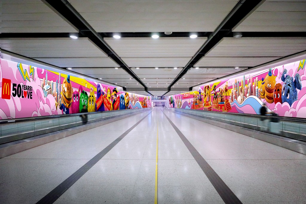 連接港鐵中環站與香港站之間的通道登場，搶先跟以花車與麥當勞樂園角色為主題的超巨型「麥當勞新春花車派對」隧道打卡，感受濃厚新年氣氛。（圖片來源：麥當勞）