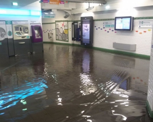 巴黎地鐵站被水淹浸。網上圖片