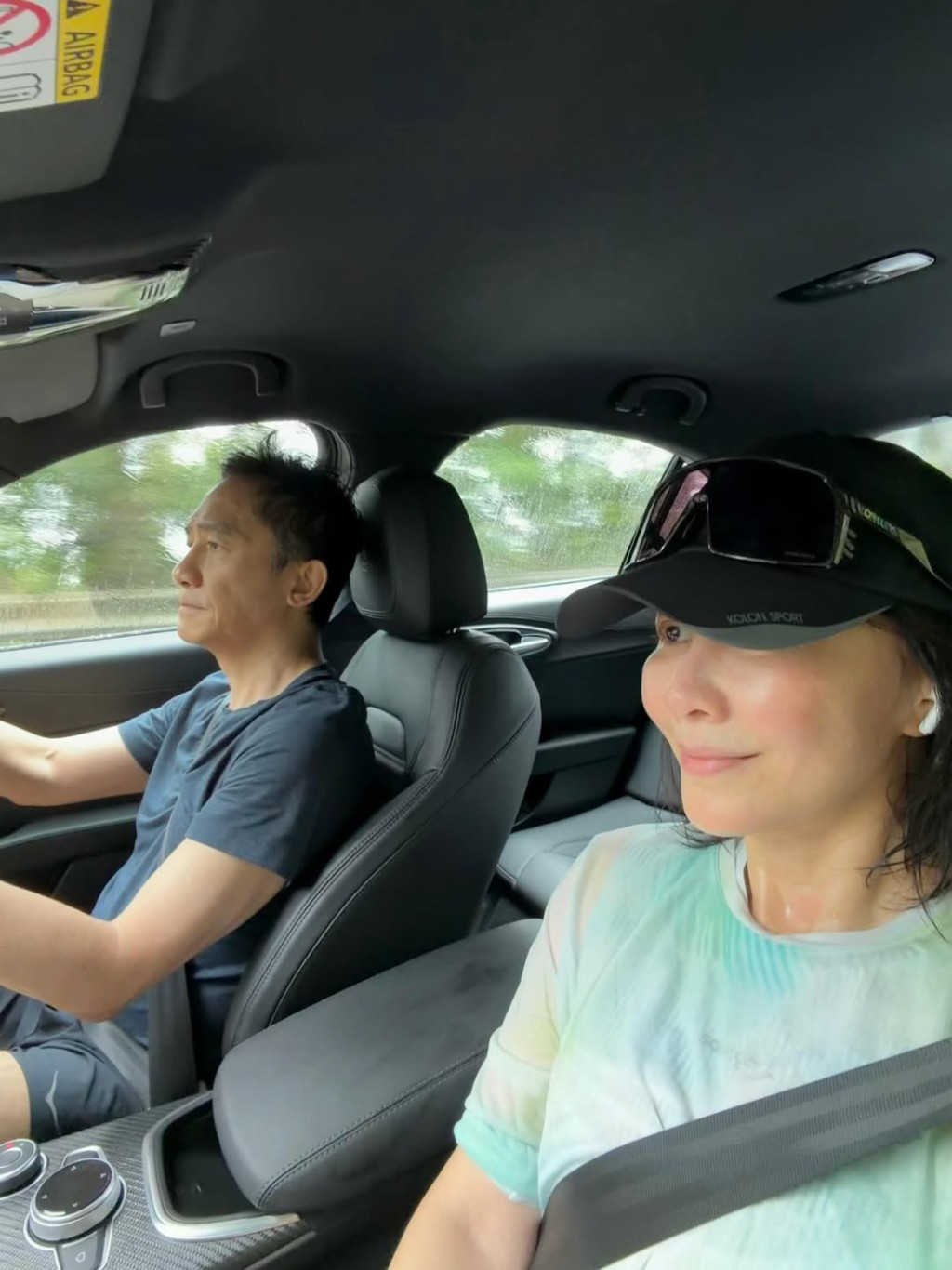 劉嘉玲近日又上載一張與老公的甜蜜合照,梁朝偉駕車接送老婆,不過網民更關注相中車款。 劉嘉玲近日又上載一張與老公的甜蜜合照,梁朝偉駕車接送老婆,不過網民更關注相中車款。