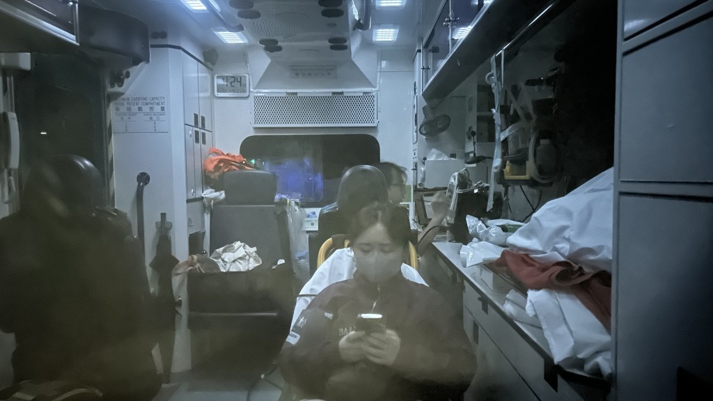 女傷者登上救護車送院治理。
