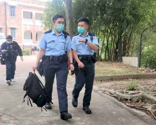 警員將屬於失蹤者的背囊帶返警署。