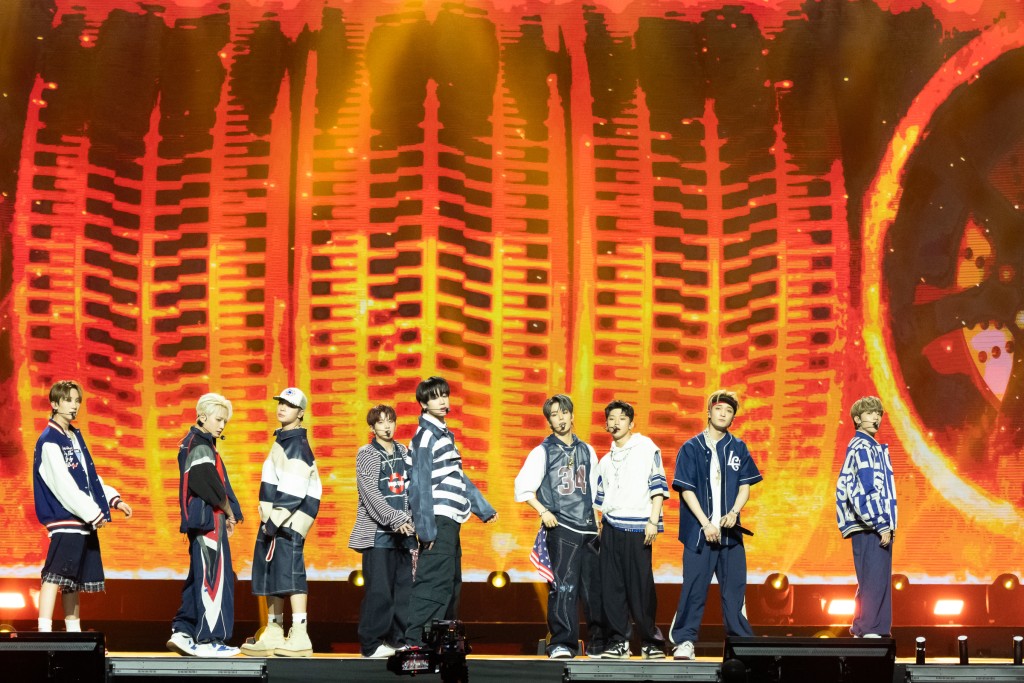 xikers出道一周年，他们选了在KCON台上与粉丝一起度过。