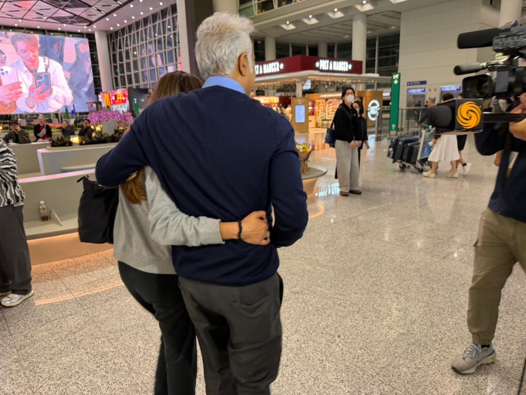 中東戰火持續,多名港人經歷驚心動魄的「戰地」旅程後,周三(4日)終於平安抵港。曾志恒攝 中東戰火持續,多名港人經歷驚心動魄的「戰地」旅程後,周三(4日)終於平安抵港。曾志恒攝