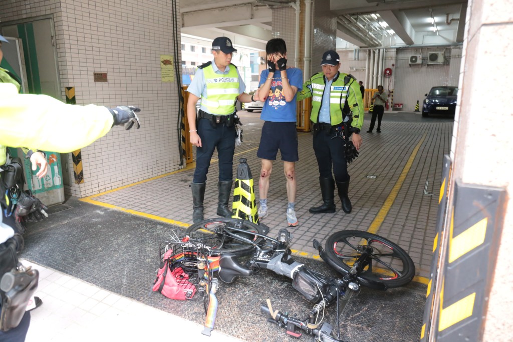 被捕男子及其電動單車。