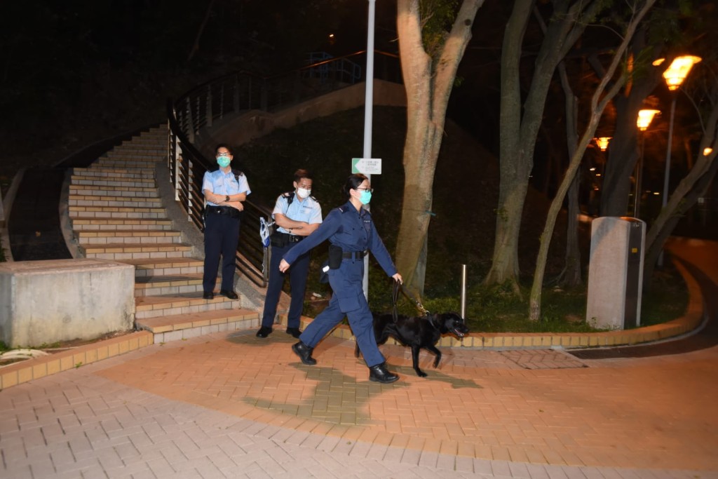 警方到場搜查。