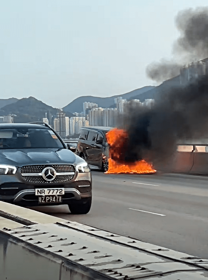 私家車陷入火海。網圖