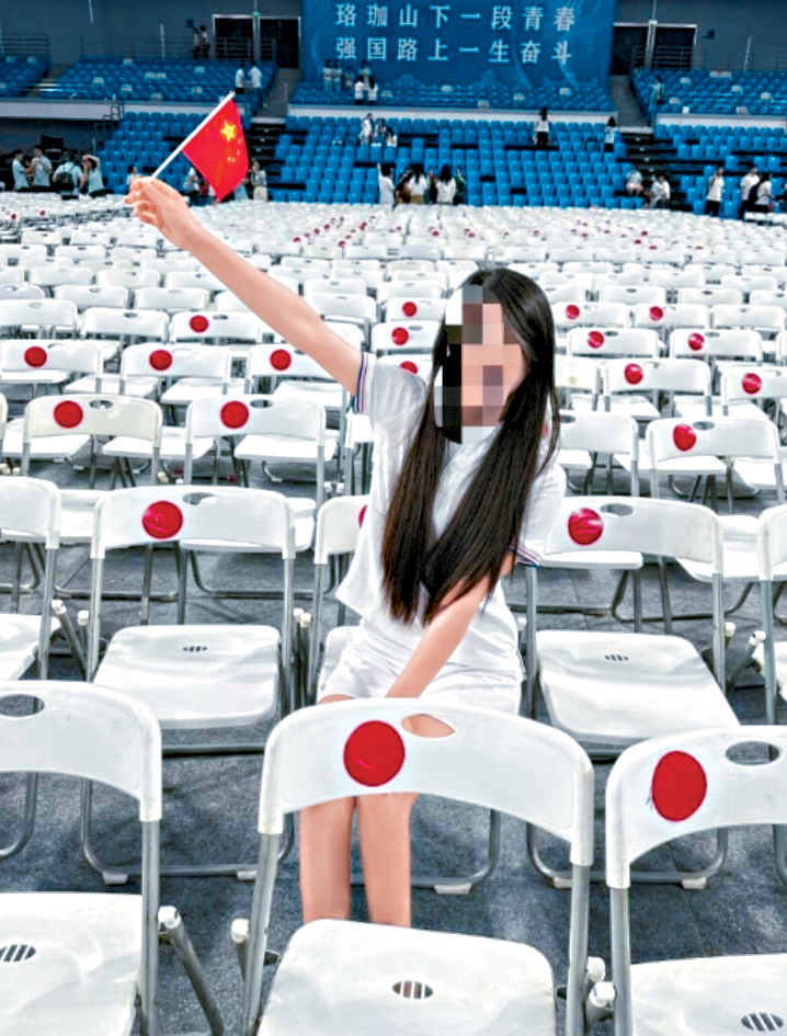 貼了紅標籤的白椅被指形似日本國旗。