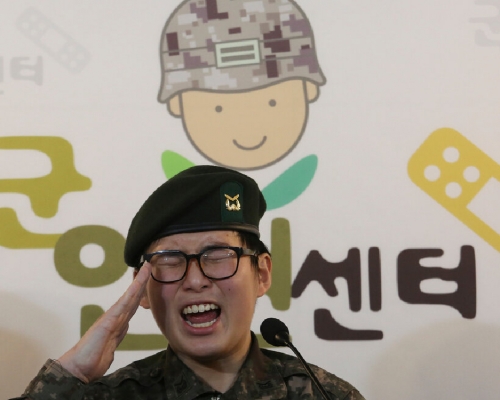 韓國首位變性軍人邊希秀去年現身記者會，哭求留在軍中。 （網上圖片）