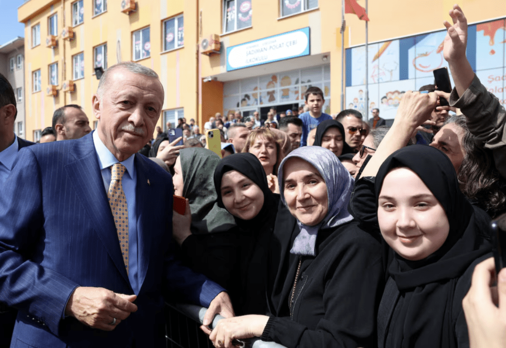 土耳其總統埃爾多安承認執政黨在選舉中受挫。圖為上月31日，他在土耳其伊斯坦堡地方選舉期間與支持者合影。路透社