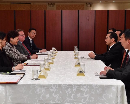 林郑月娥与日本贸易振兴机构理事长（右三）会面。  政府新闻处图片