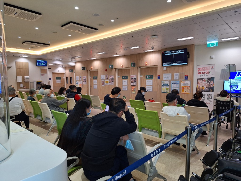 急症室由原本一律收取180元,變成緊急、次緊急及非緊急則需繳付400元。 急症室由原本一律收取180元,變成緊急、次緊急及非緊急則需繳付400元。