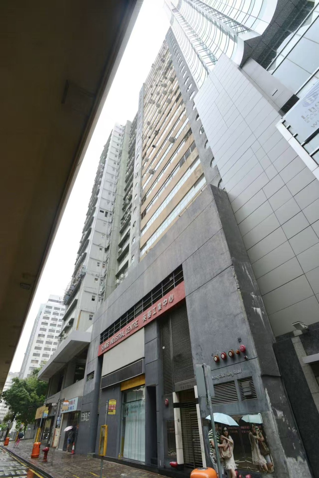 黄竹坑道英基工业中心23楼全层,另连一个车位,以2700万易手。 黄竹坑道英基工业中心23楼全层,另连一个车位,以2700万易手。