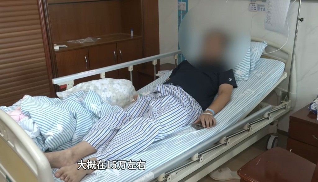 傅先生被困酒店洗手间4小时，撞门破窗致手部及肋骨骨折。DV现场