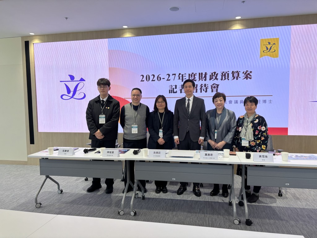 為支援內地港人，吳傑莊建議加強對內地港人團體的扶持，包括提供直接補貼資助。