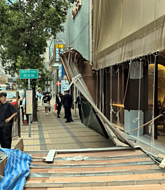 圍板被怪風吹塌。threads