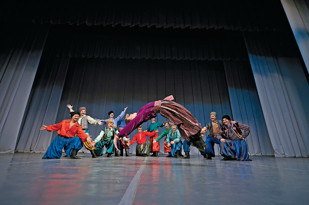 ■集體合作的默契，讓歌舞團的演出更加精彩。