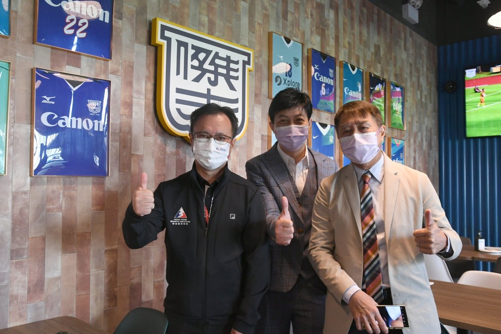 體院精英訓練科技總監蘇志雄博士(左1)到場支持。 本報記者攝