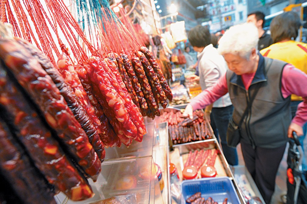 踏入秋冬，臘腸成為不少市民「看門口」的必備美食。