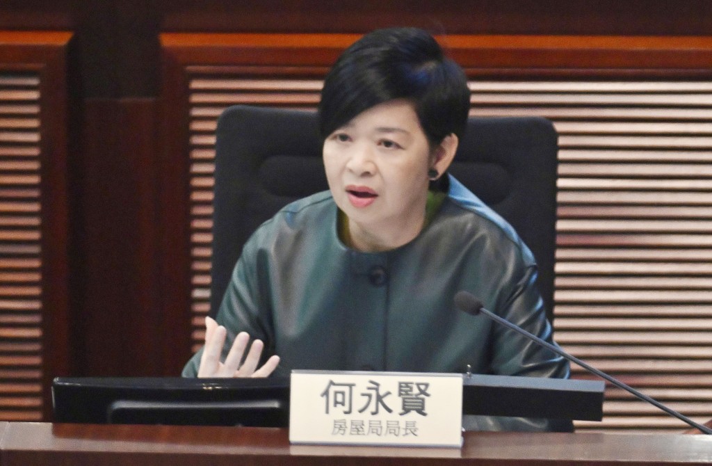 房屋局局長何永賢表示,為夾屋和首置另設第二市場不切實際。 房屋局局長何永賢表示,為夾屋和首置另設第二市場不切實際。