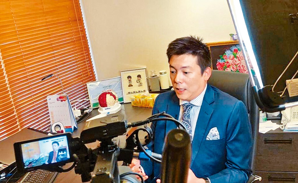 包始源不時接受傳媒訪問，解答精神健康的相關問題。