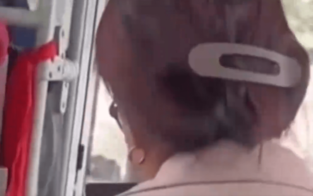 女子在巴士上忽然唱起歌來。