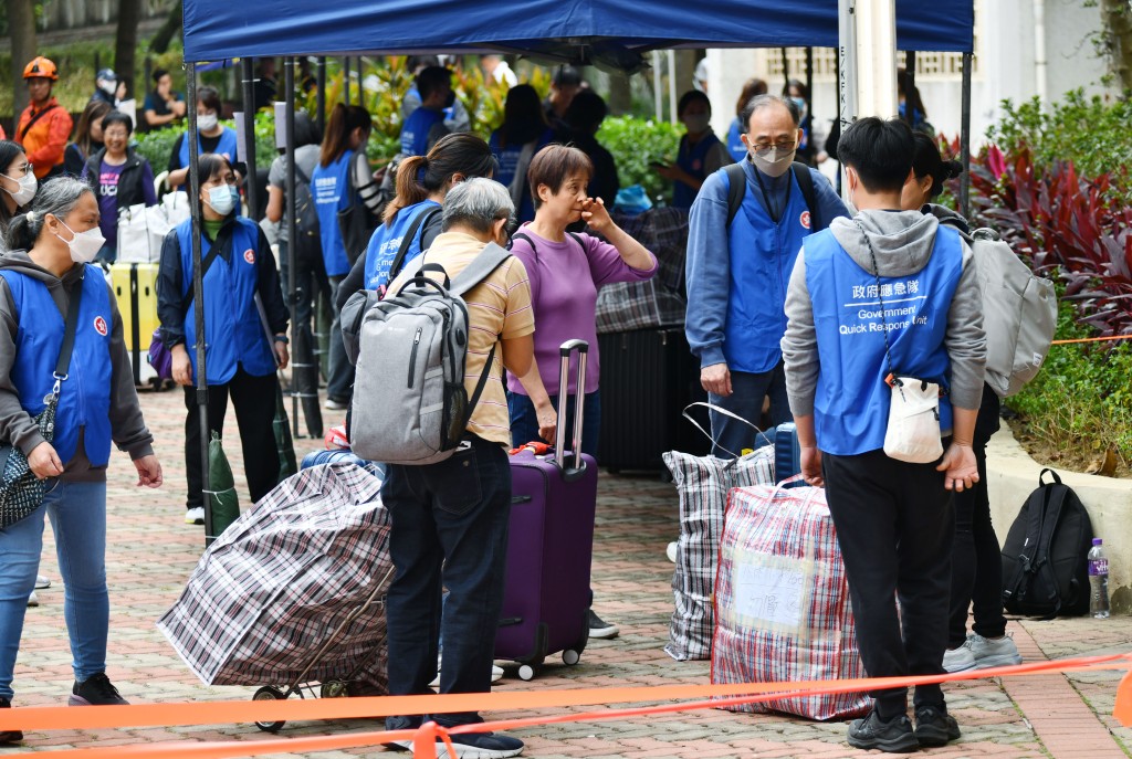 每户最多登记4人上楼，每次最多逗留3小时。