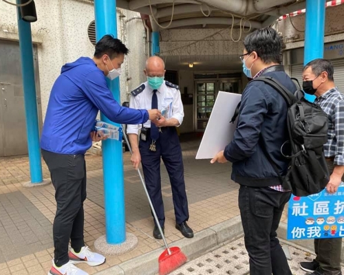 全港社區抗疫連線向保安員派發口罩。