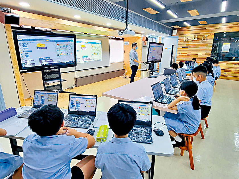 教大融合編程及學科知識,設計出三套高小互動教材,在二十所小學推行兩年後,發現學生知識水平有明顯提升。