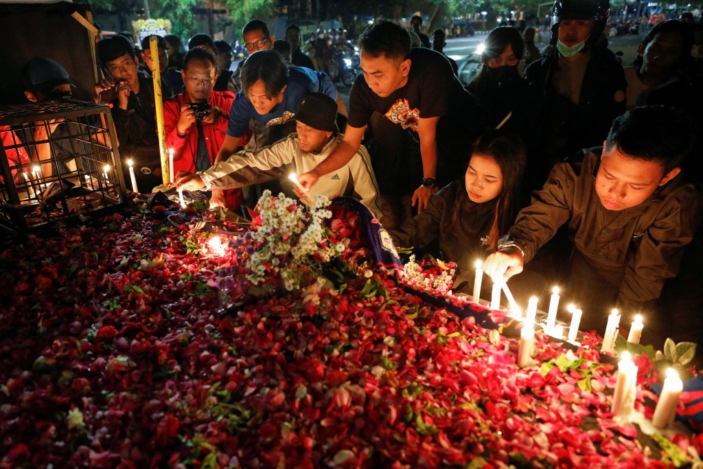 市民點起燭光及帶來鮮花悼念遇難者。REUTERS