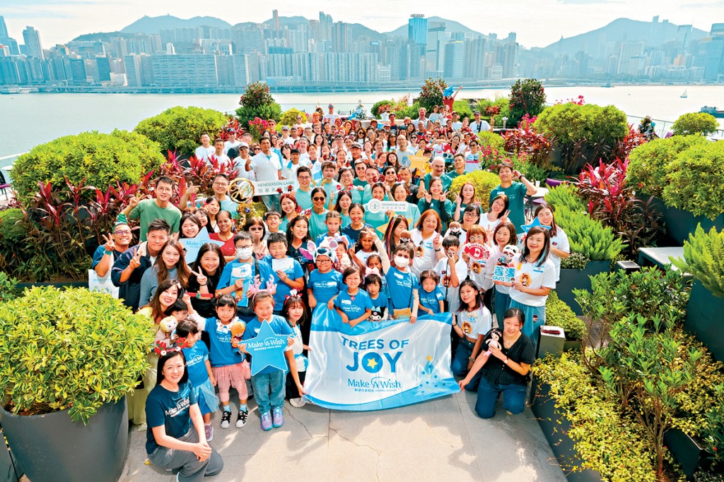 來自9間企業及團體嘅義工參與「Trees of Joy」活動。