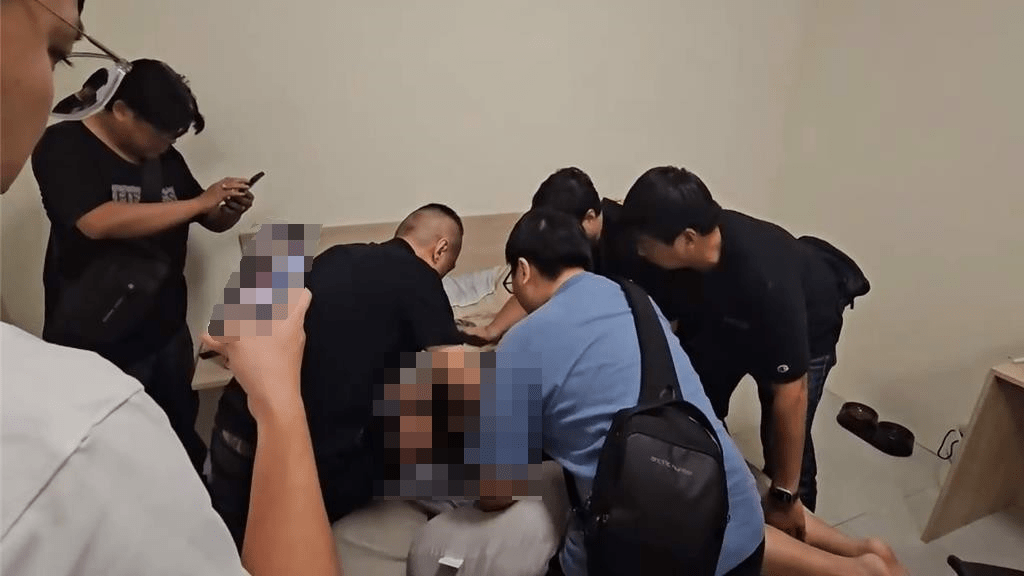 张男遭警方压制画面。 台湾警方