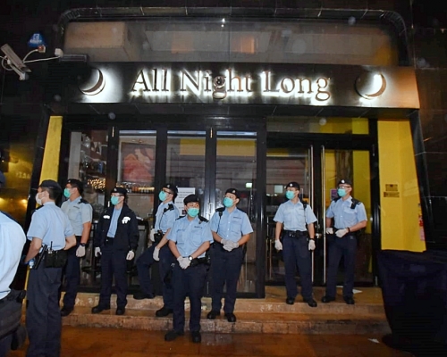 警方及食環署昨晚巡查尖沙嘴諾士佛臺一帶酒吧。圖為All Night Long酒吧。
