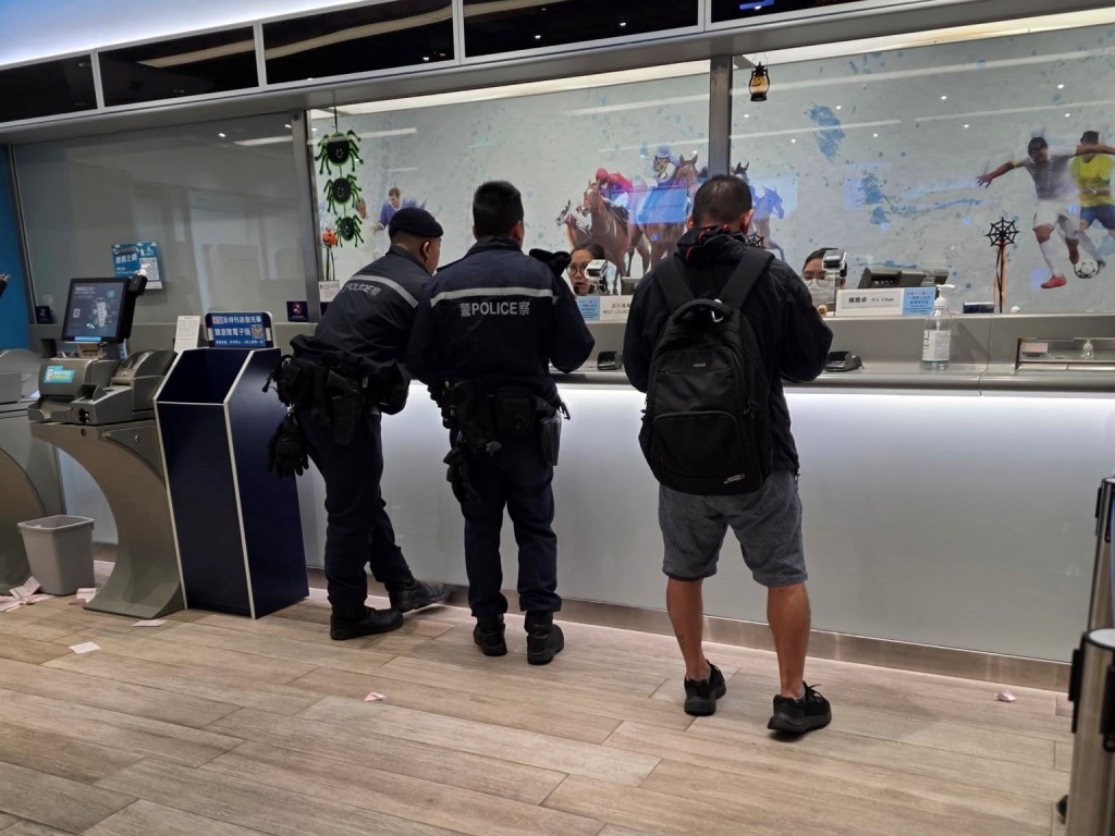 警員接報到場調查蒐證，了解是否有人目擊案件經過。FB：東涌friends club