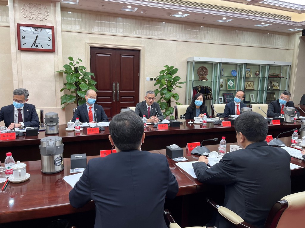 廉署專員胡英明向國家監委副主任傅奎闡述廉政公署最新反貪工作。