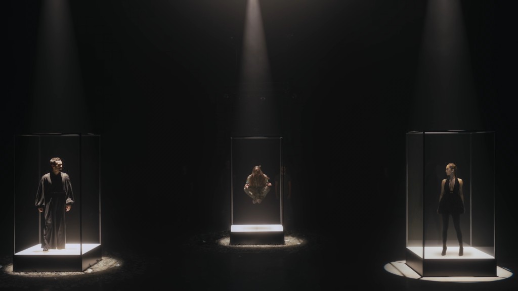 三人合作。