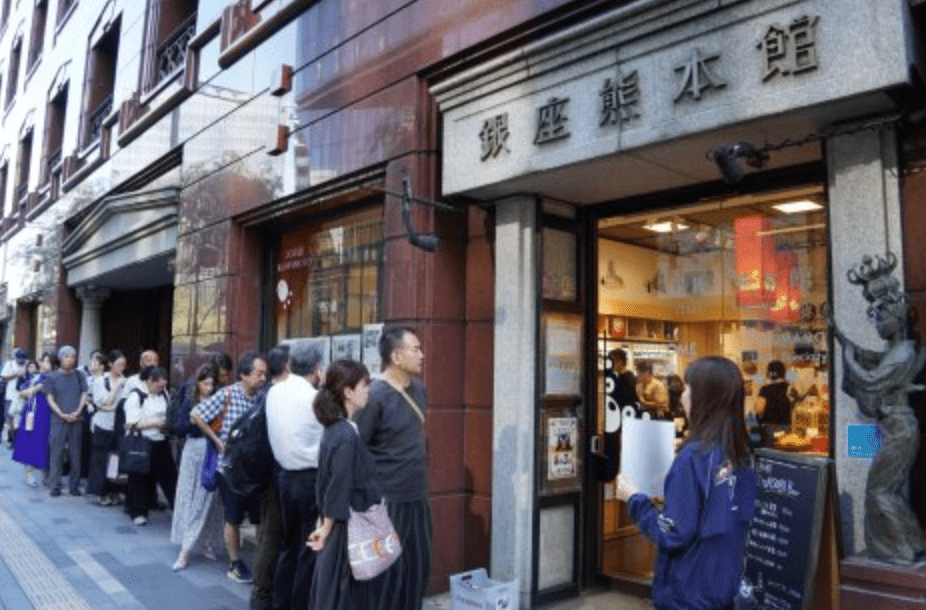 地震發生一夜後，「銀座熊本館」周三（29日）開門營業不久，便有大批顧客湧至購物。X@Oricon News