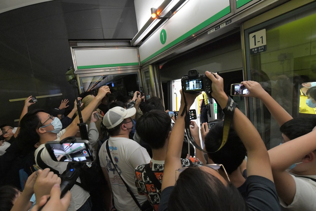 Q-train抵達，一眾等候的鐵路迷爭相拍照。梁譽東攝