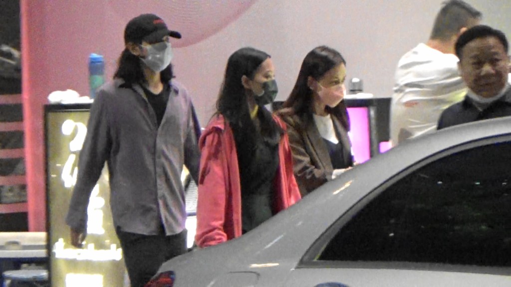 之後會合大仔胡智略開飯，沿途吳婉芳同Caroline仲好多嘢傾。