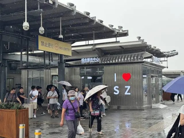 深圳灣口岸的風雨連廊兩段式設計，為旅客擋雨的功能大減。南方+
