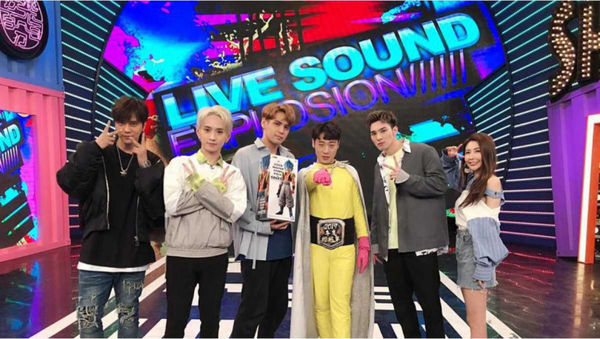 小猪(左一)因为背女友搭上恺乐(右一),导致形象差。