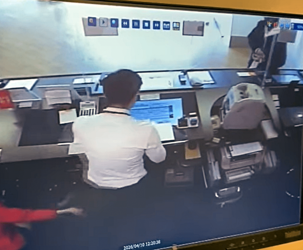 獨行賊持槍過程。 fb：突發馬路車cam大全