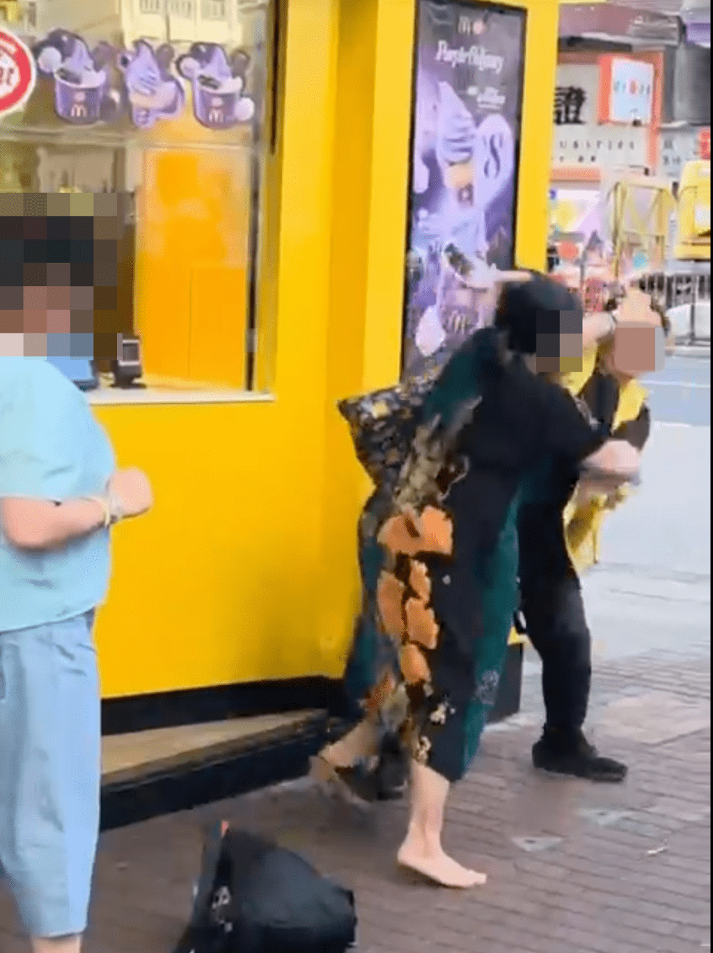 穿連身裙的女子被擊倒後,繼續上前還擊。Threads@okkelvin 影片截圖 穿連身裙的女子被擊倒後,繼續上前還擊。Threads@okkelvin 影片截圖