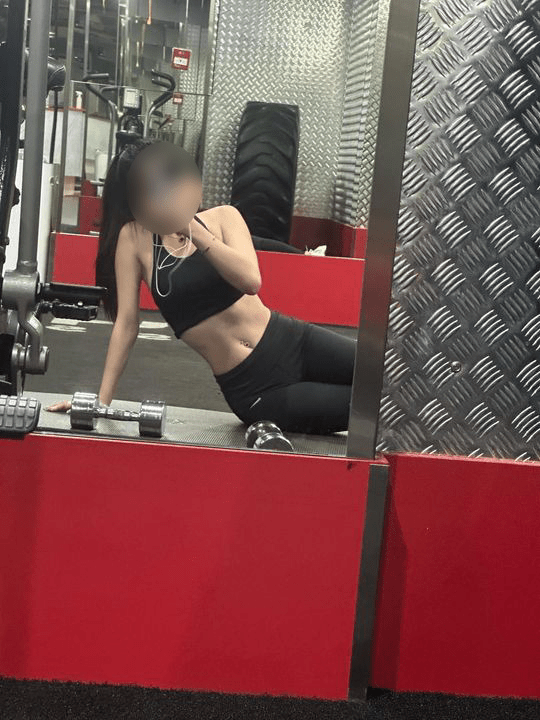 網民其後將涉事女教師起底，在其私人IG瘋狂留言洗版，女教師IG被迫關閉。(IG截圖)
