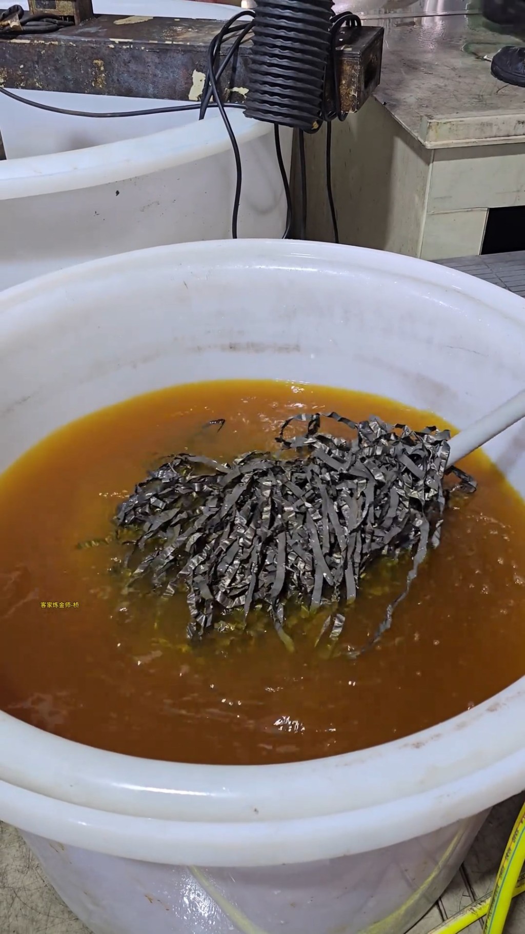 男子將舊SIM卡提煉出黃金。抖音@客家煉金師-橋 男子將舊SIM卡提煉出黃金。抖音@客家煉金師-橋