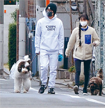 ■木村拓哉與大女兒心美齊齊戴上口罩，拖狗散步。